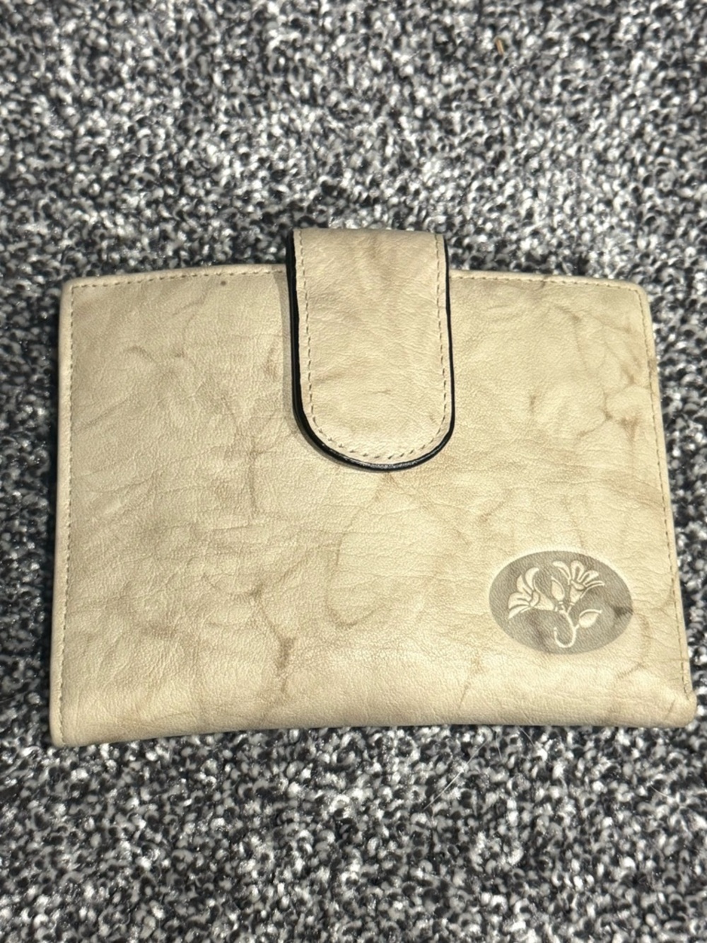 Buxton Vintage Top Grain Tan Cowhide Leather French
Purse Wallet with Kiss-Lock
